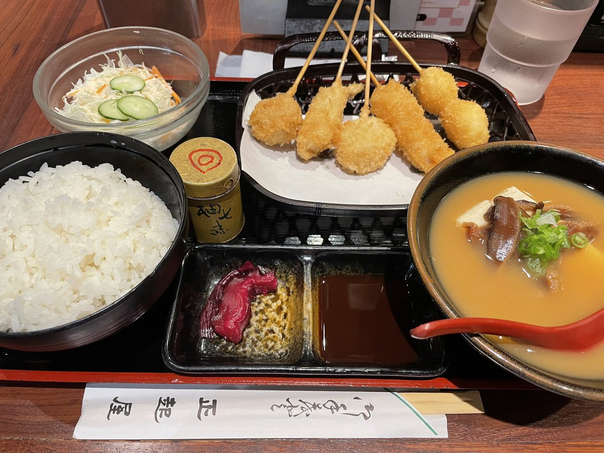 gunkojun's tweet photo. おはようございます😃体温36.7℃。今日は5連勤の4日目。4日目になると疲労が蓄積されてる😥実働8時間頑張ってきます。昨日のお昼は焼き鳥屋さんにも関わらず、チョイスを間違えました💦良い週末を✨
#乳がん #根治目標 #タモキシフェン https://t.co/tRb8q5AS12