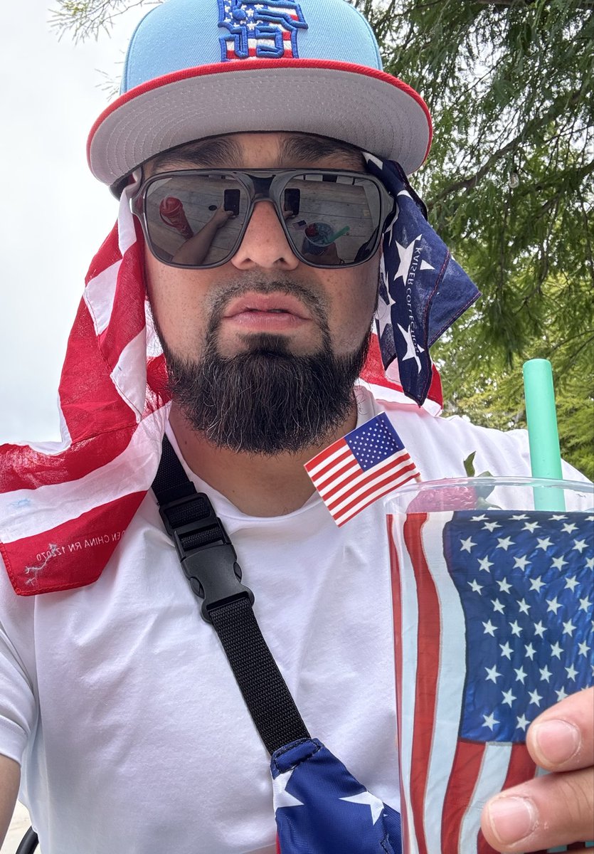 aGoodFnGuy's tweet photo. Cheers!!! #America https://t.co/Ys1vw0Exjj