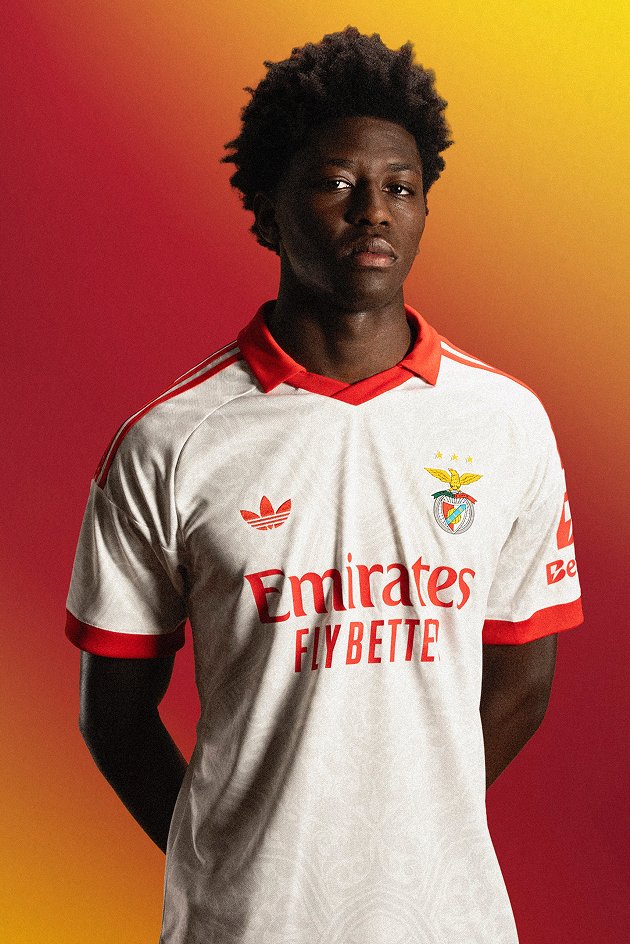 ProfetaBenfica's tweet photo. Sem este padrão floral era camisola para destronar a de 2015/16 como a alternativa mais bonita deste século. 

É bonitinha, mas estivemos perto da perfeição. https://t.co/ck2ow15Jx6