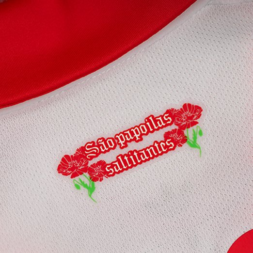 ProfetaBenfica's tweet photo. Sem este padrão floral era camisola para destronar a de 2015/16 como a alternativa mais bonita deste século. 

É bonitinha, mas estivemos perto da perfeição. https://t.co/ck2ow15Jx6