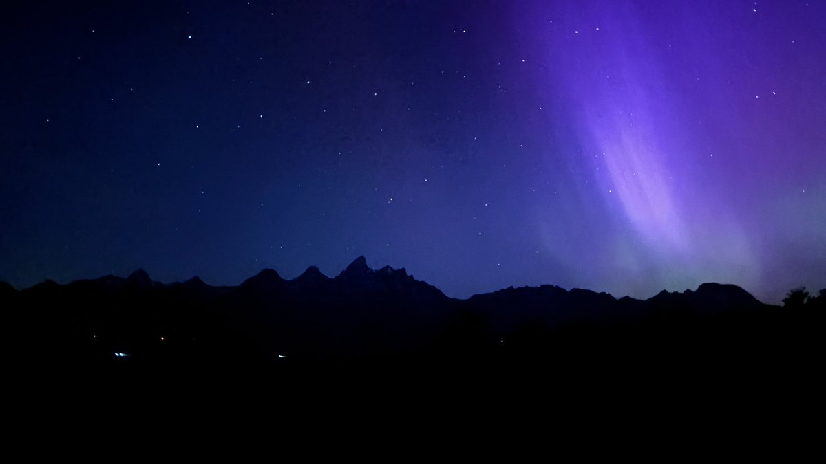book3nds's tweet photo. the northern lights last night in the tetons https://t.co/mRdi4VFyuY