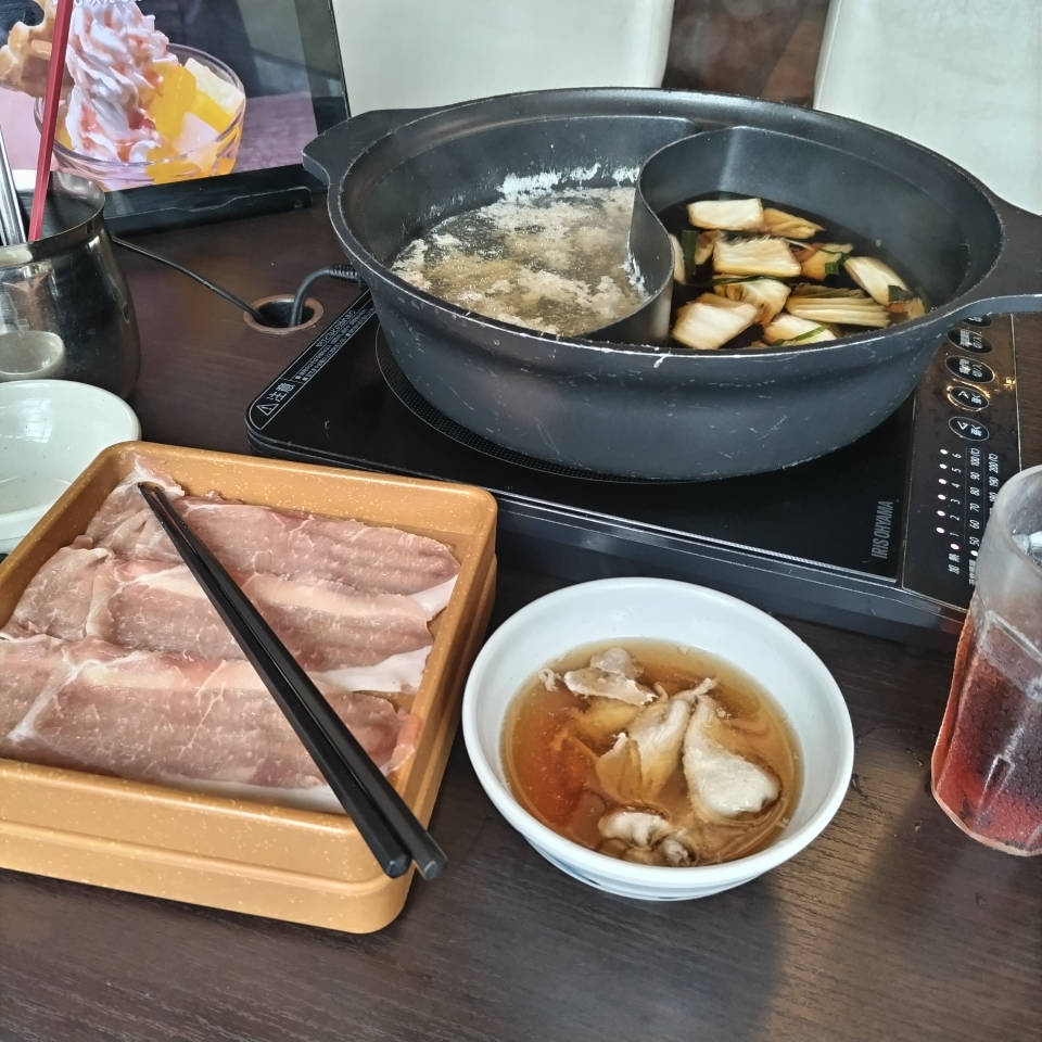 rizaadou's tweet photo. 【久し振りのしゃぶ葉だった】
去年までは結構行った気がする

魔法使い2期生達って、一期生と識別しやすい
1体除いてジャーマングレーかオリーブドラブ
軍用車両のキット作り続けると国籍シール溜まっていくので服の裾に貼ってみた https://t.co/zKuOvKMOiZ