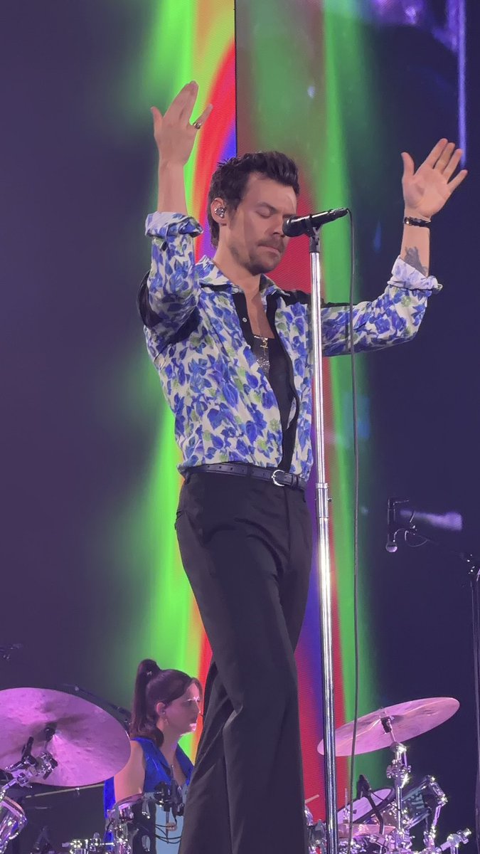 hsdtogethertour's tweet photo. Harry on stage at Wembley Stadium in London, UK - 4 July (via @guccirry) https://t.co/RRw6eJ43t6