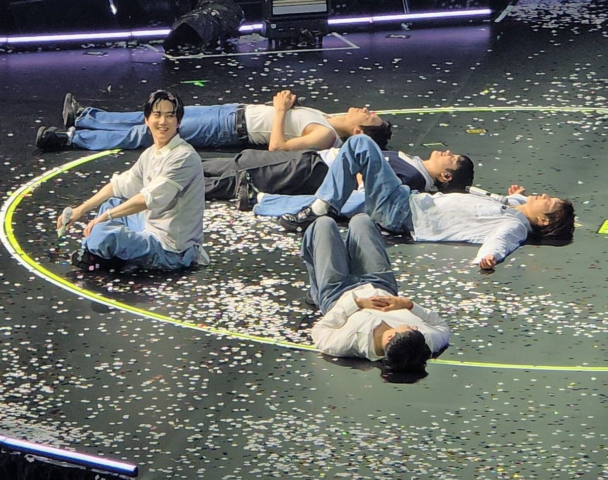 gloxyfan's tweet photo. this exo pic is deep if you think about it https://t.co/s0Y5NcjDYj