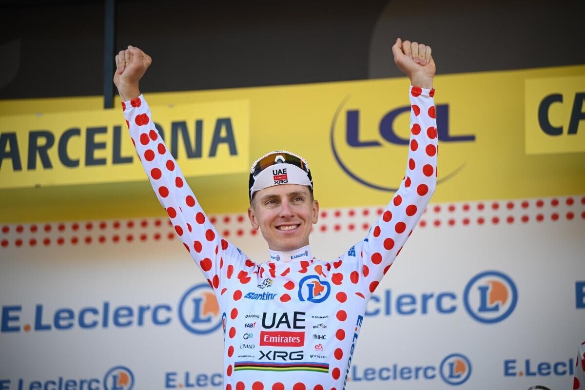 lequipe's tweet photo. S'il a laissé le maillot jaune à Jonas Vingegaard à l'issue de la première étape du Tour de France, ce samedi à Barcelone, Tadej Pogacar a quand même fini avec le meilleur temps de la montée finale. Ce qui lui vaut d'être le premier porteur du maillot à pois.

➡️ https://t.co/sAViSpB9le