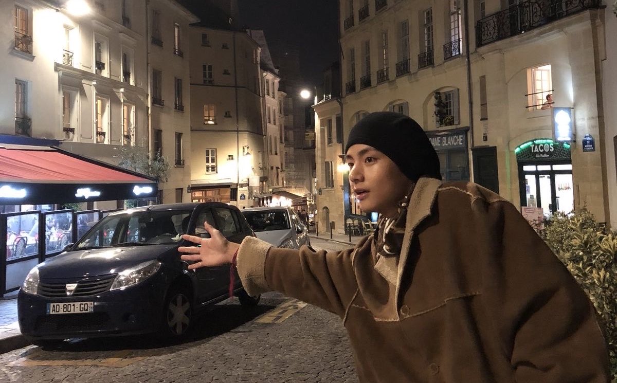 mylovebwi's tweet photo. Taehyung in London is truly one of my favorite genres. Can’t wait for that thv London dump to drop https://t.co/8HutIuu6XF
