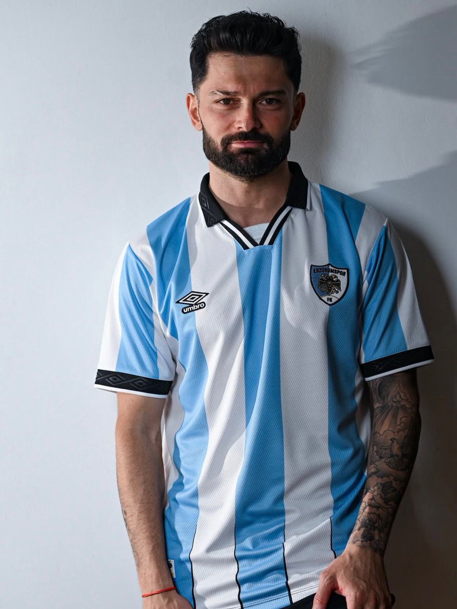 AltLiglerTR's tweet photo. 👀 Geçmişin ruhu, bugünün forması…

🔵⚪️ Erzurumspor’un yeni sezon iç saha forması, kulübün kimliğini tek tasarımda buluşturuyor. 
Sizce nasıl olmuş? 🤔 https://t.co/B1ZELiqY7S