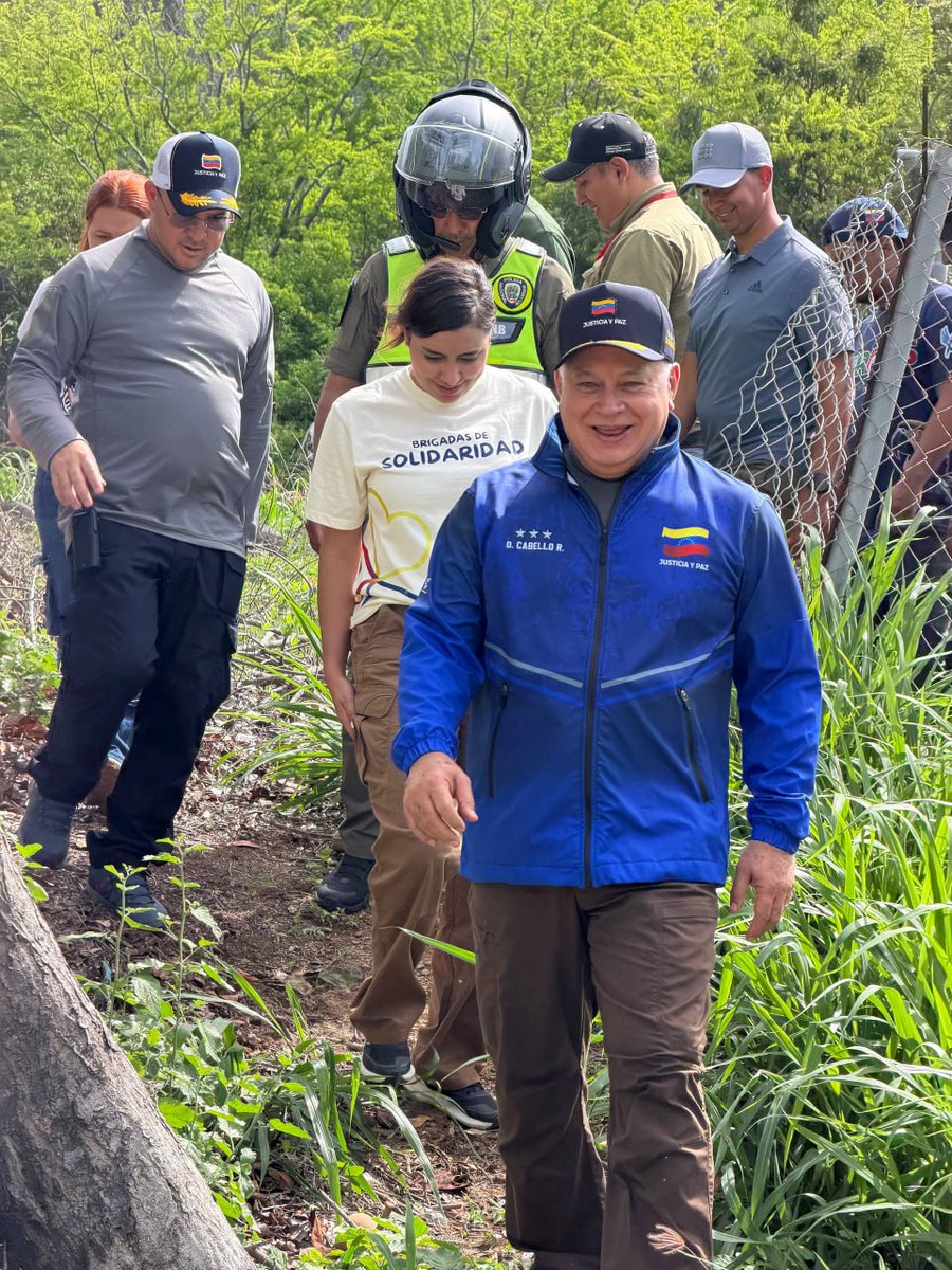 ConElMazoDando's tweet photo. #TodosUnidosSomosChávez | Gobierno venezolano avanza en nuevos espacios de atención para familias afectadas en La Guaira 🏠🇻🇪

El ministro del Poder Popular para Relaciones Interiores, Justicia y Paz, Diosdado Cabello Rondón, realizó este 4 de julio la inspección de los trabajos de adecuación de nuevos espacios destinados a recibir temporalmente a familias de La Guaira afectadas por el doble sismo del pasado 24 de junio. 

Durante un recorrido por instalaciones de la Universidad Simón Bolívar, explicó que la prioridad es garantizar condiciones dignas, seguras y cómodas para quienes aún esperan la revisión técnica de sus viviendas. “Sabemos que nada será igual a una casa o a un apartamento, pero debemos buscar la mayor comodidad posible en medio de esta situación”, expresó.

🏫 Universidad Simón Bolívar se suma a la atención

El ministro agradeció la receptividad de las autoridades de la Universidad Simón Bolívar, cuyas instalaciones serán acondicionadas para recibir a familias guaireñas. Destacó además que buena parte de los estudiantes de ese núcleo universitario proviene de La Guaira, por lo que muchos han sido afectados doblemente: en sus hogares y en su espacio de formación.

Cabello indicó que las estructuras presentan afectaciones menores, ya atendidas por los equipos técnicos, y que en las próximas horas se espera el traslado de un primer grupo de venezolanos y venezolanas que permanecen a la espera de la evaluación de sus casas.

🔎 Revisión de viviendas y atención integral

El despliegue incluye equipos que revisan las viviendas cercanas para informar a cada familia si puede regresar de forma segura a su hogar o si debe permanecer en espacios de atención temporal.

La intención, afirmó, es sostener una atención integral para cada persona afectada, con especial cuidado hacia las familias, los adultos mayores y los niños. “No los vamos a dejar solos”, reiteró Cabello, al subrayar que existe un sistema organizado de chequeo, revisión y acompañamiento activado por instrucciones de la presidenta encargada Delcy Rodríguez.

🚨 Fase de rescate no ha concluido y comienza otra más compleja

Sobre las operaciones en las zonas impactadas, el ministro informó que la primera fase de rescate de personas vivas no ha concluido y enfatizó que los equipos actuarán de inmediato ante cualquier señal que indique la posible presencia de sobrevivientes.

Ahora comienza una etapa especialmente dura: la remoción de escombros y materiales en las áreas afectadas. Una tarea compleja, sensible y necesaria para avanzar tanto en la recuperación de los espacios como en la atención a las familias golpeadas por la tragedia.

🙌 Reconocimiento a la solidaridad

Cabello agradeció al Pueblo de La Guaira por su paciencia y conciencia, así como a las autoridades universitarias, voluntarios y equipos desplegados en las labores de respuesta.

El objetivo inmediato es que estos espacios temporales comiencen a recibir familias y niños bajo condiciones de seguridad, acompañamiento y atención integral. En medio del dolor, la respuesta sigue enfocada en proteger a quienes más lo necesitan y mantener a La Guaira en el centro de la solidaridad nacional

@dcabellor