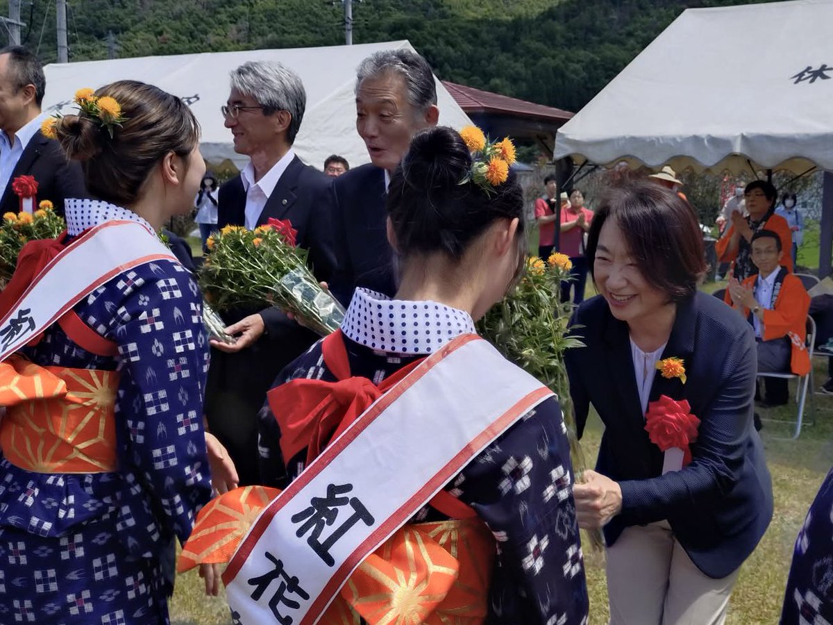 rika_oouchi's tweet photo. また紅花と言うことなかれ。その2

お天気に恵まれ、何より満開の紅花の中、県内各地で紅花まつりが開催されました。

昨日は山形市、天童市、河北町、白鷹町を回りました。
いずれの会場でも、沢山の皆さまにお声をかけていただき、歓待を受け、とても嬉しかったです。

一方で、賑やかなお祭りとは裏腹に、紅花加工品の生産には課題が山積しているのも現実です。
生産あっての紅花まつりであってほしい。

紅花は日本の赤の文化を守ってきた花ですが、同時に地域を守る花でもあります。

来年も再来年も、脈々とお祭りが開催される地域でありますように。

山形県紅花生産組合連合会の会長としてやるべきことは山積していると改めて実感した日でもありました。

地域で頑張っている皆様に感謝の気持ちでいっぱいです。