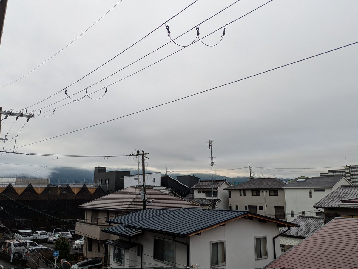 enu_sk's tweet photo. 令和8年7月5日(日)
気温低め湿度高めの曇り空
日中は雨予報
洗濯物の乾かない日になりそう
そんな日も意識は前へ向けて
ふぁいっ！
#おはようございます
お元気スマイル前見て上見て
今日も一日あなたらしく自分らしく
どうか穏やかなあなたで居て下さい
#朝日 #生駒山 #アサソラ https://t.co/orpd0XiuTD