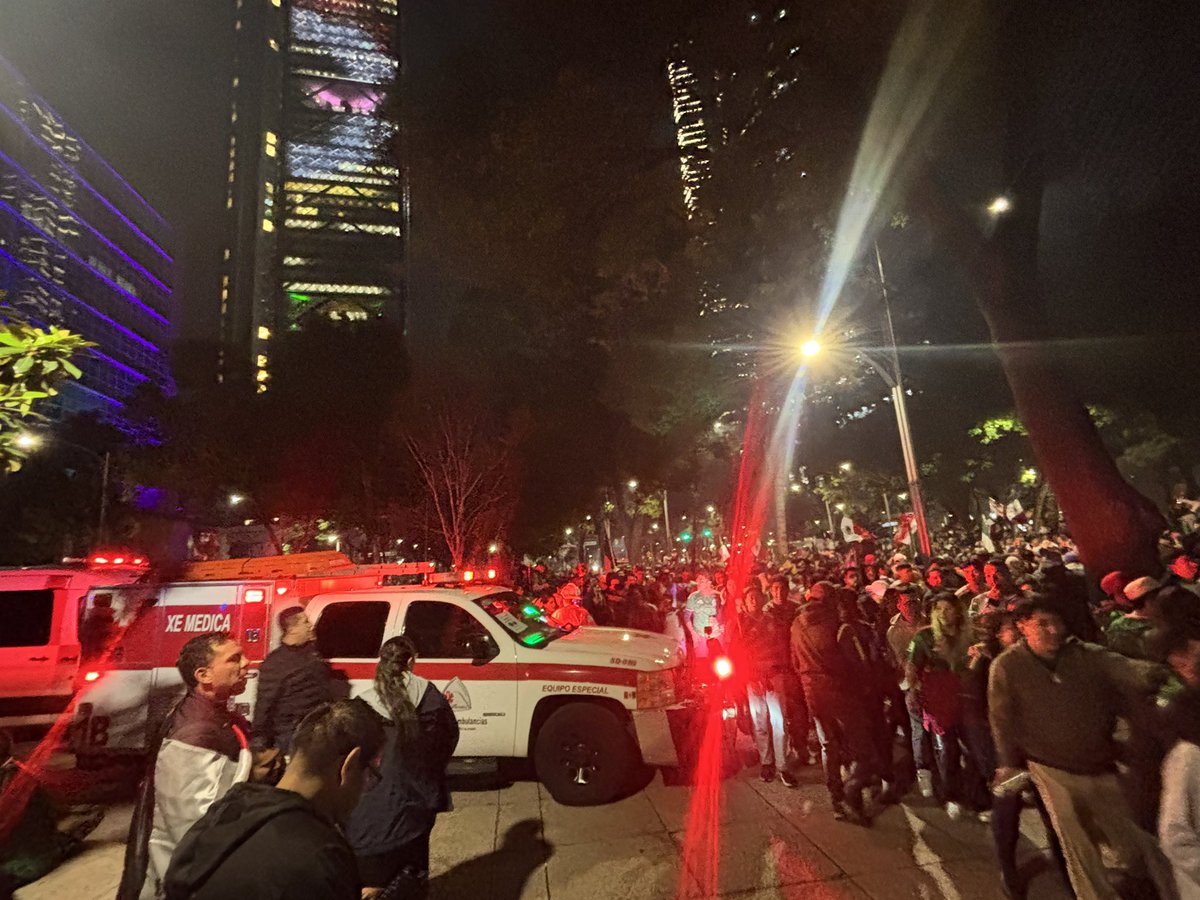 XEMedica's tweet photo. Estuvimos presentes en las celebraciones de los cuatro partidos y pudimos observar cómo aumentaba progresivamente la afluencia de personas. Dos horas antes de los fallecimientos, advertimos que las barreras metálicas generaban cuellos de botella y aglomeraciones peligrosas, con un claro riesgo de aplastamiento.
La autoridad presente fue insuficiente y mostró una actitud pasiva ante la situación.