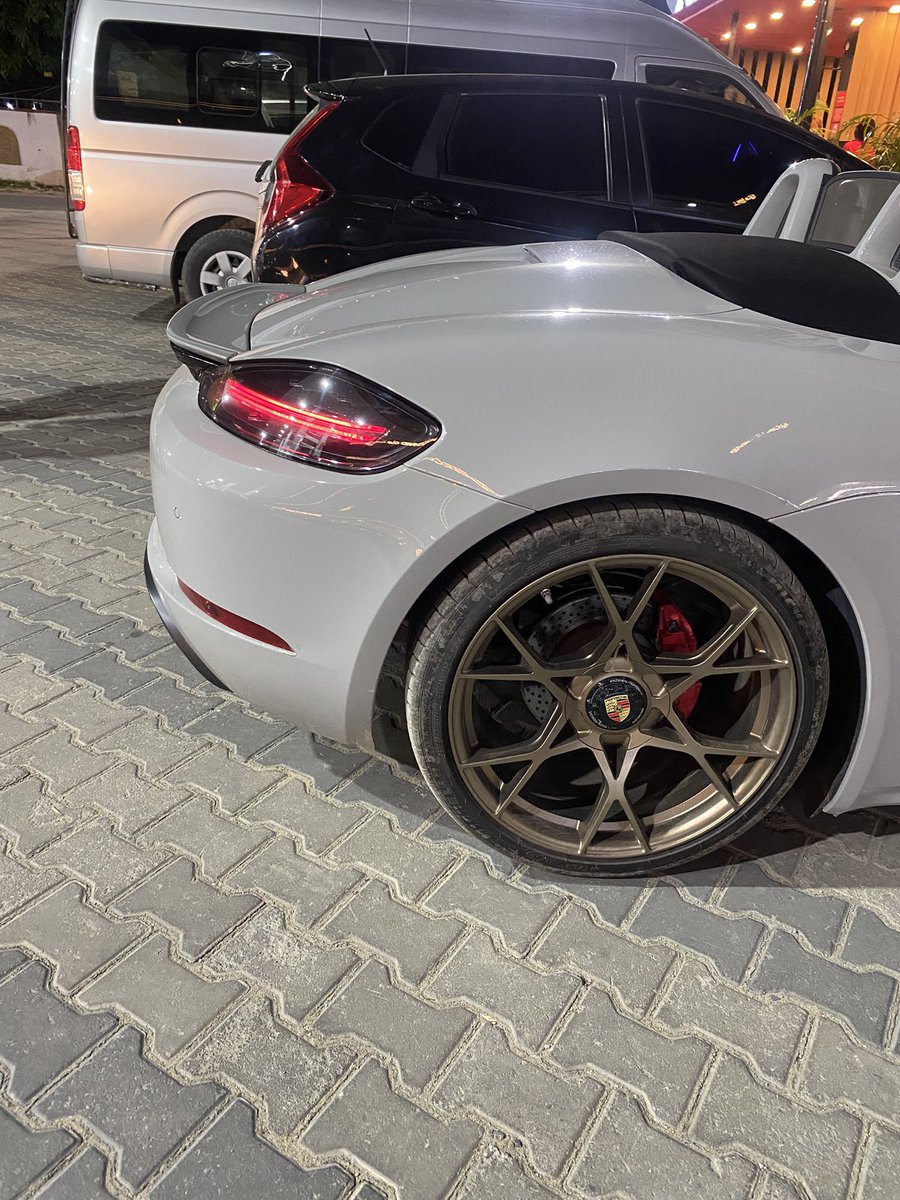 brokensuit44's tweet photo. This is a pretty car https://t.co/IELHx7jhhM