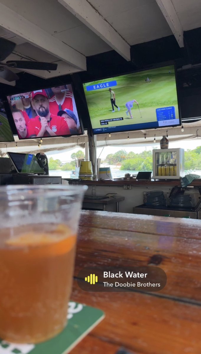 USFBullSh1t's tweet photo. Happy 4th, got obliterated yesterday and cracked my head on the counter and destroyed my phone screen all in front of the rents. Terrible look.
We live and we learn, back to boozin
#Concussion #4thofjuly https://t.co/4Q2r2z6Uum