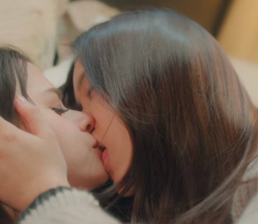 viudanegrabi's tweet photo. Y alguna vez la princesa Anin dijo : "esto es un beso francés, se usa para expresar deseo entre amantes" 😏

#เสน่หาวาโยตอนจบ
THE AIR FINAL EPISODE
#FreenBecky https://t.co/q6cmPyBuxq