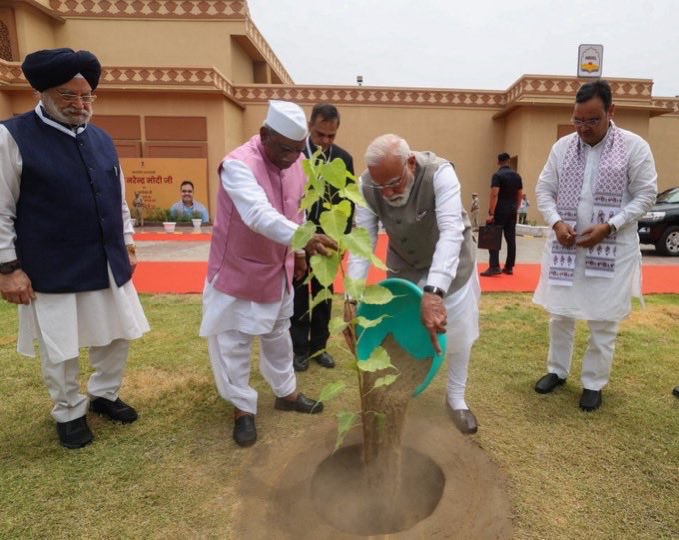 aapkaapoorv's tweet photo. मारवाड़ में पिछले दस सालों में पच्चीस लाख से ज़्यादा पेड़ काट दिए गए…!!

बदले में एक पेड़ मिल गया…

और मोदी जी के दो पोज़ मिल गए…

और क्या चाहिए….?? https://t.co/V1dCYAmRD9