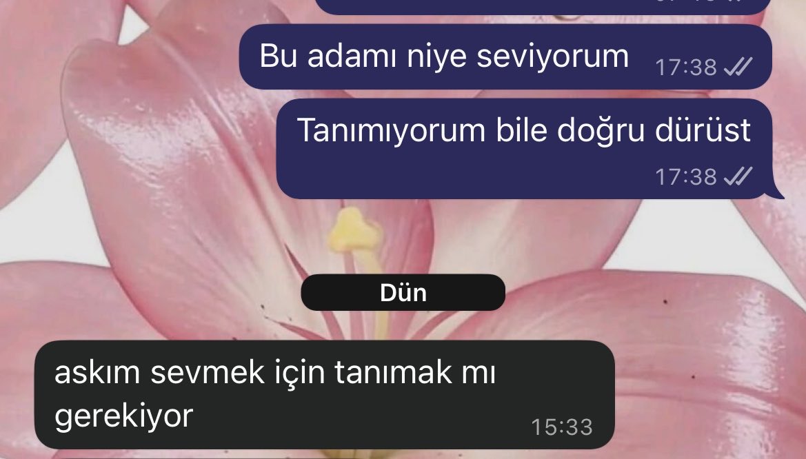 mervenbooks's tweet photo. BAKG’de bu alıntıyı iki sene önce yazdım. O karakter gibi düşündüğümde doğru olan buydu. Sağdaki mesajı da birkaç gün önce attım. Tamamen kendime yabancıyım. Ne büyük çelişki… https://t.co/pxineshOtf