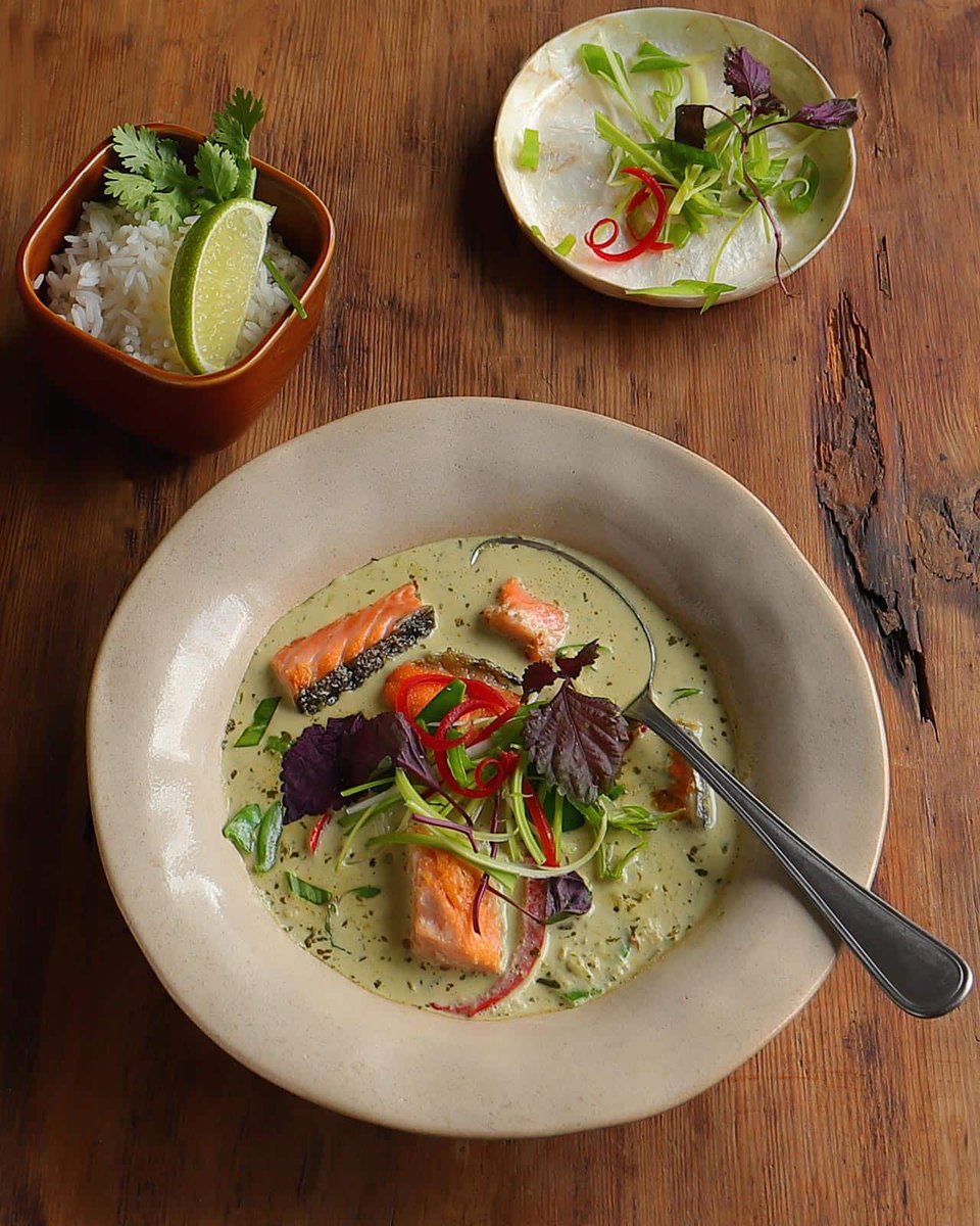 OSchillewaert's tweet photo. Craving warm, authentic Thai green curry tonight! The creamy coconut broth, tender veggies, and fragrant kaffir lime leaves hit so different—this is the ultimate comfort in a bowl. https://t.co/X9mlFpXKrg