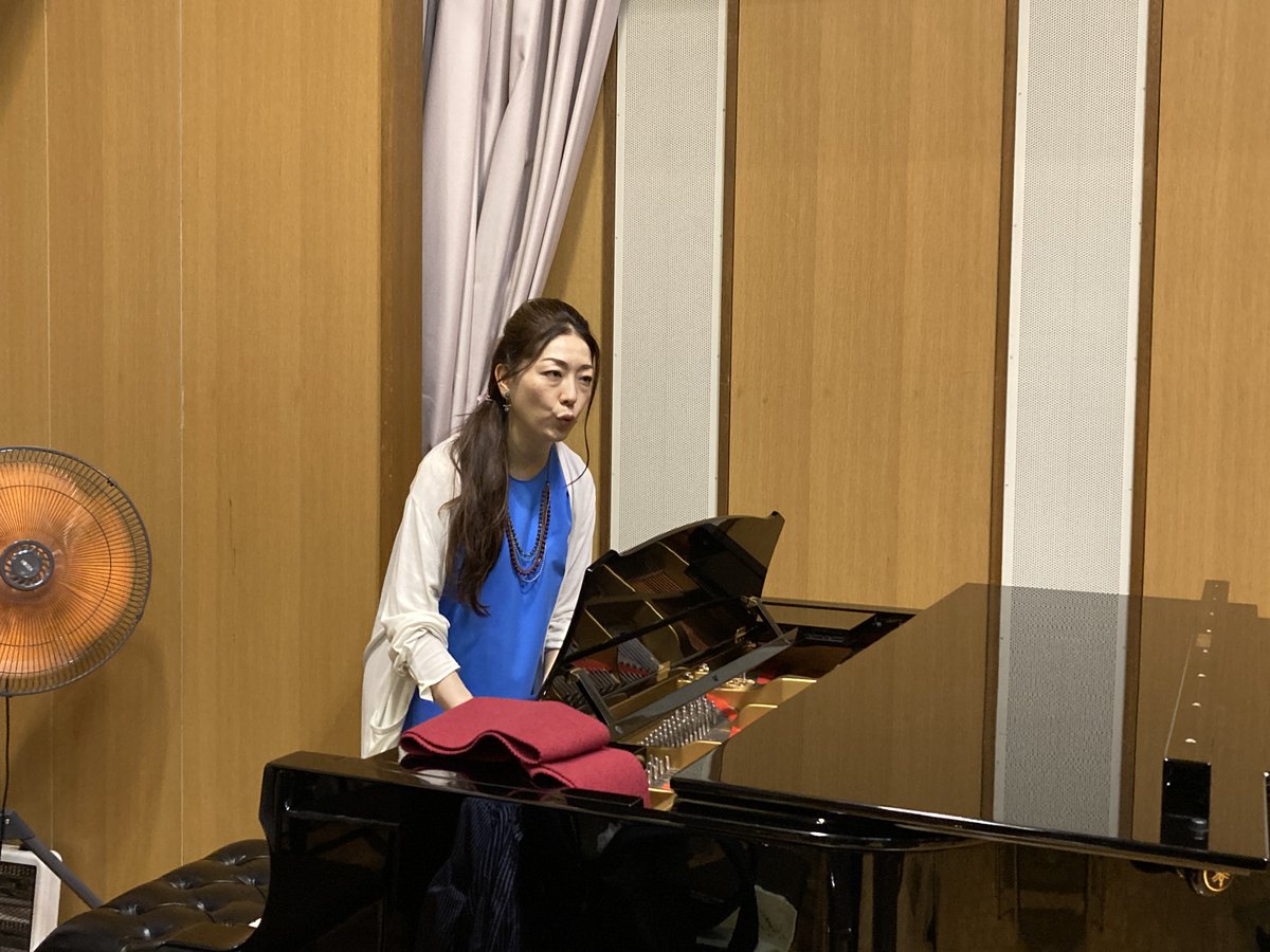 jcchor2019's tweet photo. 今日も端山先生のボイトレが行われました
練習前の発声から指導して頂いてます
体全体をほぐし「あいうえお」と口を大きく動かした後
声出しに成ります　
最後は二人向き合ってお互いの声を聞き合います　
これで耳も目を覚まし良い和音が生まれます
別室でボイトレするのでパートの人数は減ってます https://t.co/KKg9g1PbQC