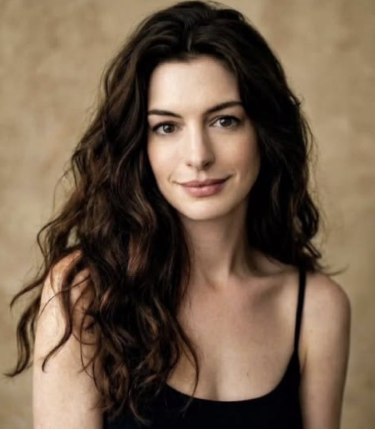 BellaPensante's tweet photo. Opinião impopular: 

O filme “Um Dia” com Anne Hathaway é incomparável à nova versão em série.
Logo no primeiro episódio o problema já salta aos olhos: um homem extremamente atraente numa balada fica interessado e dá em cima da protagonista com visual mediano de forma imediata e intensa. Forçação de barra total. Parei aqui. Cinemaaaaaaa? Vocês querem enganar quem? 

Até mulheres consideradas bonitas têm dificuldade para chamar atenção em baladas e festas. Imagina então alguém com aparência bem abaixo da média? Seria praticamente invisível.

A atração física existe, é instintiva e ninguém precisa fingir que não. Forçar casais com zero química visual só quebra a imersão e soa como propaganda barata. O original funcionava muito melhor justamente porque a química entre Anne Hathaway e Jim Sturgess parecia verdadeira.

Agora quererem me vender que “personalidade vence tudo” com casais visualmente incompatíveis? Desculpa, mas burra e iludida eu não sou.