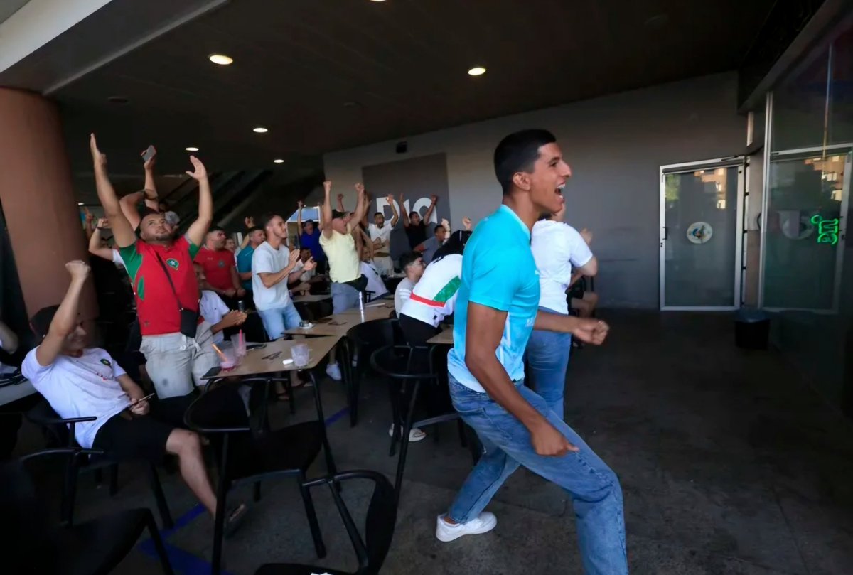 andrs_ra's tweet photo. Aficionados de la selección de #Marruecos celebran uno de los goles durante el partido en una cafetería de #Algeciras
@marruecos @fifaworldcup_es @Canada https://t.co/rCantzQQHn