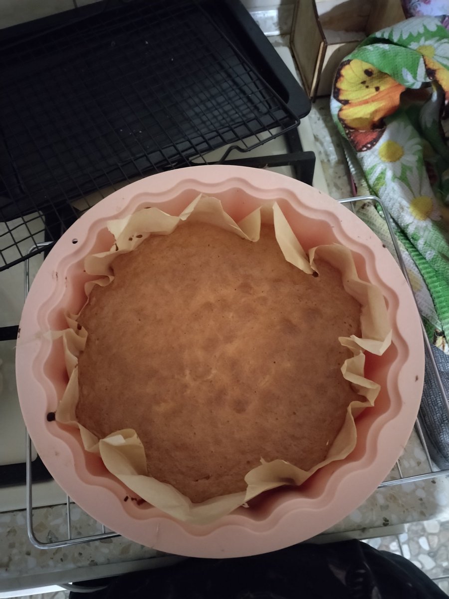tvoymatharli's tweet photo. Внутри сметанный крем и шоколадный крем-чиз+вишневая пропитка. Мне кажется будет разъеб. Ну это не может быть не разъеб учитывая что бисквит я пекла без адекватной формы, а замешивала без миксера и все равно получился красавчик😎 https://t.co/3YBF57PaTP