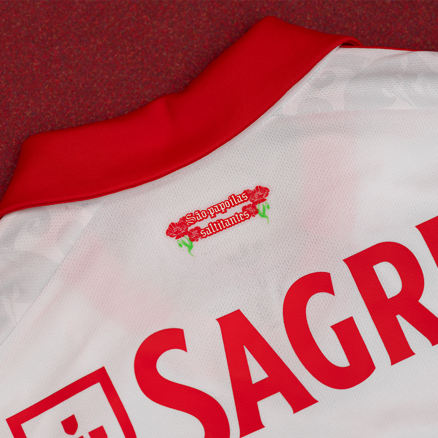 InformGlorious2's tweet photo. Pormenores da camisola alternativa do SL Benfica 2026/27. 🤍🔴 https://t.co/QHgfiBAhiC