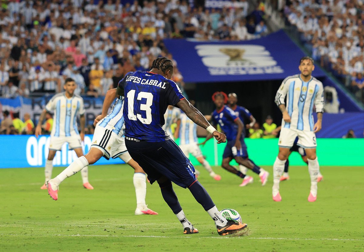 antofigini22's tweet photo. Atentos al dato del partido de ayer entre Argentina y Cabo Verde. 🇦🇷🇨🇻 

En el gol de Lopes Cabral, la probabilidad de convertirlo era del 0.03%. Es decir: de 10 mil tiros al arco, solo 3 podían ser gol. 🤯⚽️

@futbro_pe https://t.co/RkTmAvUAc5