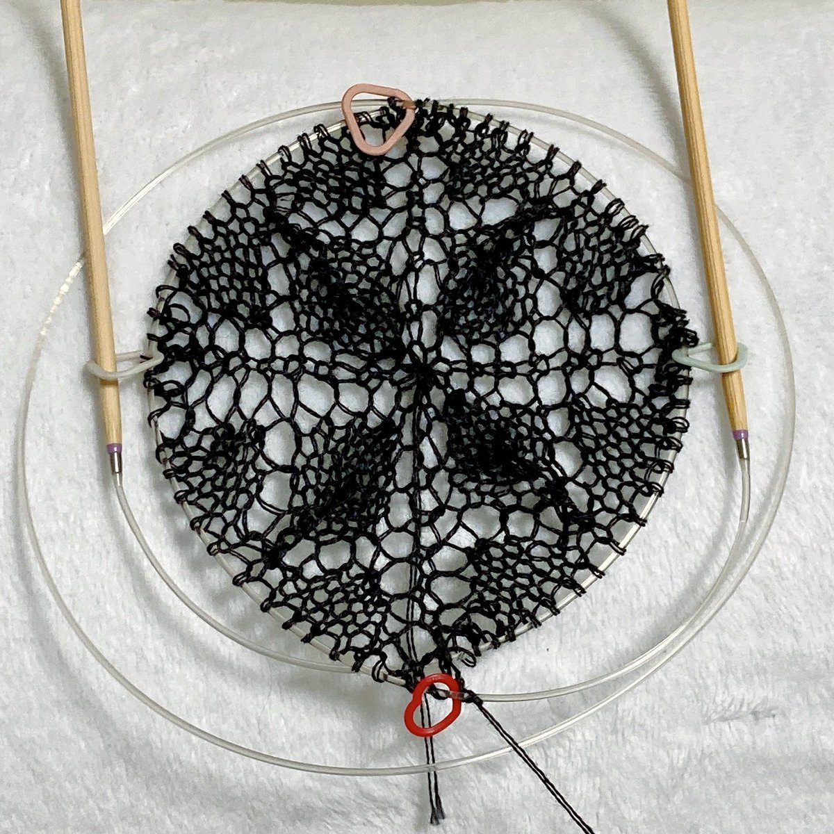 knitter_R0's tweet photo. 次に編むのは細糸でレースショール！
作り目の辺りで4.5回やり直してやっとセットアップチャートの終わりまできたから寝る…
これで３つのkalに参加しちゃうし、９月には冠婚葬祭ショールとして使いたいからマジでがんばって編むぞ！
てか目がガタガタなんだけど、ブロッキングでちゃんとなるんかな… https://t.co/XeSDmSDA5U
