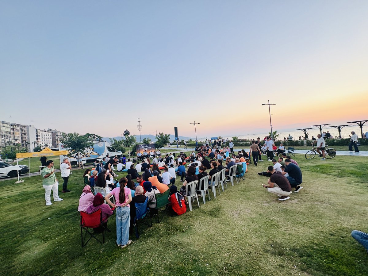 akgenclik_konak's tweet photo. 📍 Alsancak, Gündoğdu Meydanı

Konak İlçe Gençlik Kolları olarak düzenlediğimiz “Bir Yaz Akşamında Gençlik” programını, Gençlik Kolları Başkanımız Sayın Erhan Acar’ın ev sahipliğinde; İl Gençlik Kolları Başkanımız Sayın Mehmet Emin İçelli, Konak İlçe Başkanımız Sayın Mehmet Sait Başdaş ve Kadın Kolları Başkanımız Sayın Kader İlhan’ın katılımlarıyla büyük bir heyecan ve yoğun ilgi içerisinde gerçekleştirdik.

Gündoğdu Meydanı’nda gençliğin enerjisini, samimiyetini ve muhabbetini hep birlikte yaşadık. Çayımızı paylaştık, sohbet ettik, yeni dostluklar kurduk ve yaz akşamına çok güzel anılar bıraktık.

Bizleri yalnız bırakmayan tüm genç hemşehrilerimize ve programımıza katılım sağlayan kıymetli misafirlerimize teşekkür ediyor, nice güzel buluşmalarda yeniden bir araya gelmeyi diliyoruz.