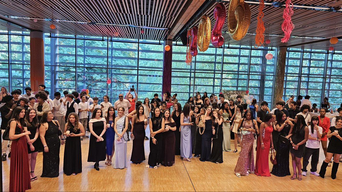 oclodong's tweet photo. Présent avec Anne-Sophie Rossignol ce soir au théâtre de Yerres, pour le bal de fin d’année de la Maison des Jeunes. Merci à nos jeunes Yerrois pour leur super accueil. Merci aux animateurs de la MJ pour la parfaite organisation. #Yerres #Essonne #Jeunesse #MJ https://t.co/nPOTIMRfsM