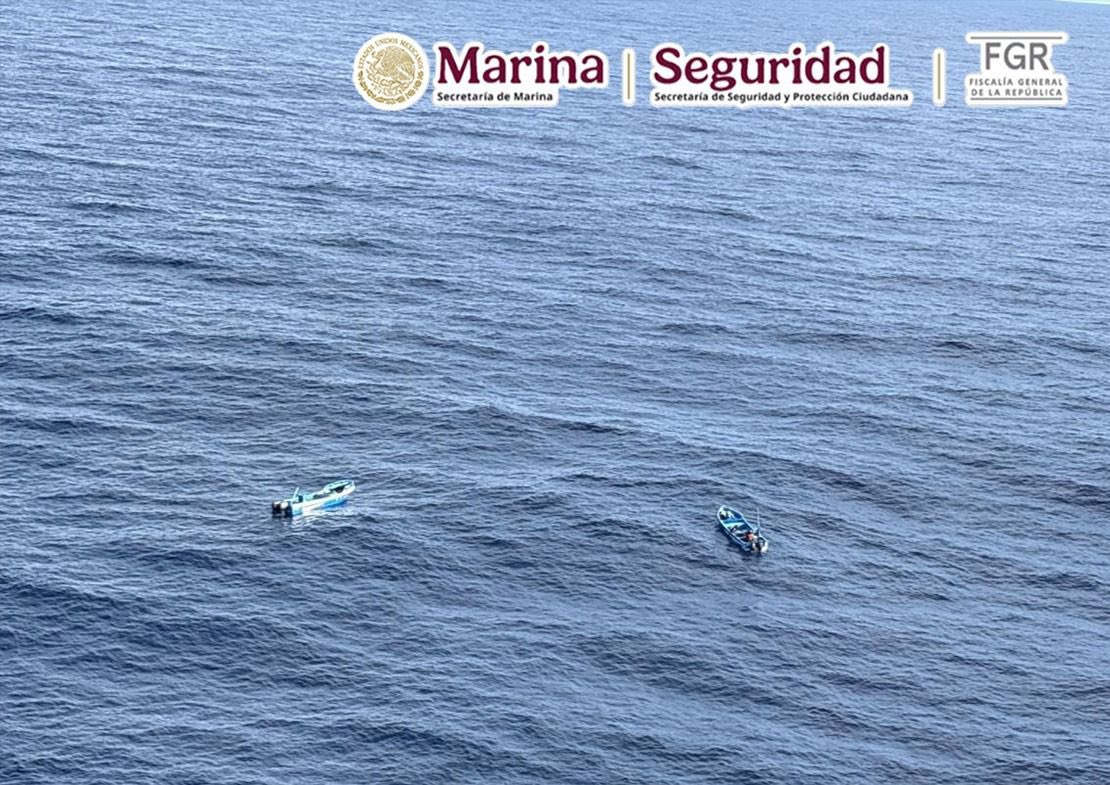 GabSeguridadMX's tweet photo. En aguas del Océano Pacífico, durante operaciones de vigilancia marítima y aérea, personal de @SEMAR_mx, en coordinación con @FGRMexico y @SSPCMexico, aseguró dos embarcaciones con cerca de tres toneladas de cocaína y detuvo a cuatro personas.

En la presente administración, la Marina ha asegurado casi 77 toneladas de cocaína en mares mexicanos. Estas acciones evitan que millones de dosis de droga lleguen a las calles y debilitan las estructuras financieras de la delincuencia organizada.