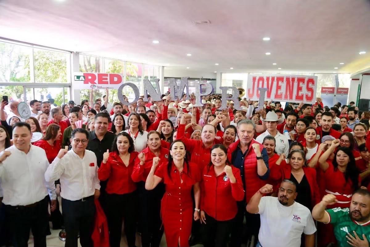 Jorge_Meade's tweet photo. En representación del presidente del @PRI_Nacional @alitomorenoc, tomó protesta el sub secretario de organización del CEN el Lic. @ElliotBaez a Celia Daniela Soto y Rosario González como presidenta y secretaria general del @CDE_PRI_Durango.

El #PRI se organiza y fortalece su trabajo en el territorio rumbo al 2027.

¡El PRI no se va a quedar de brazos cruzados! en #Durango ya están desplegados en el territorio, construyendo la defensa de México.