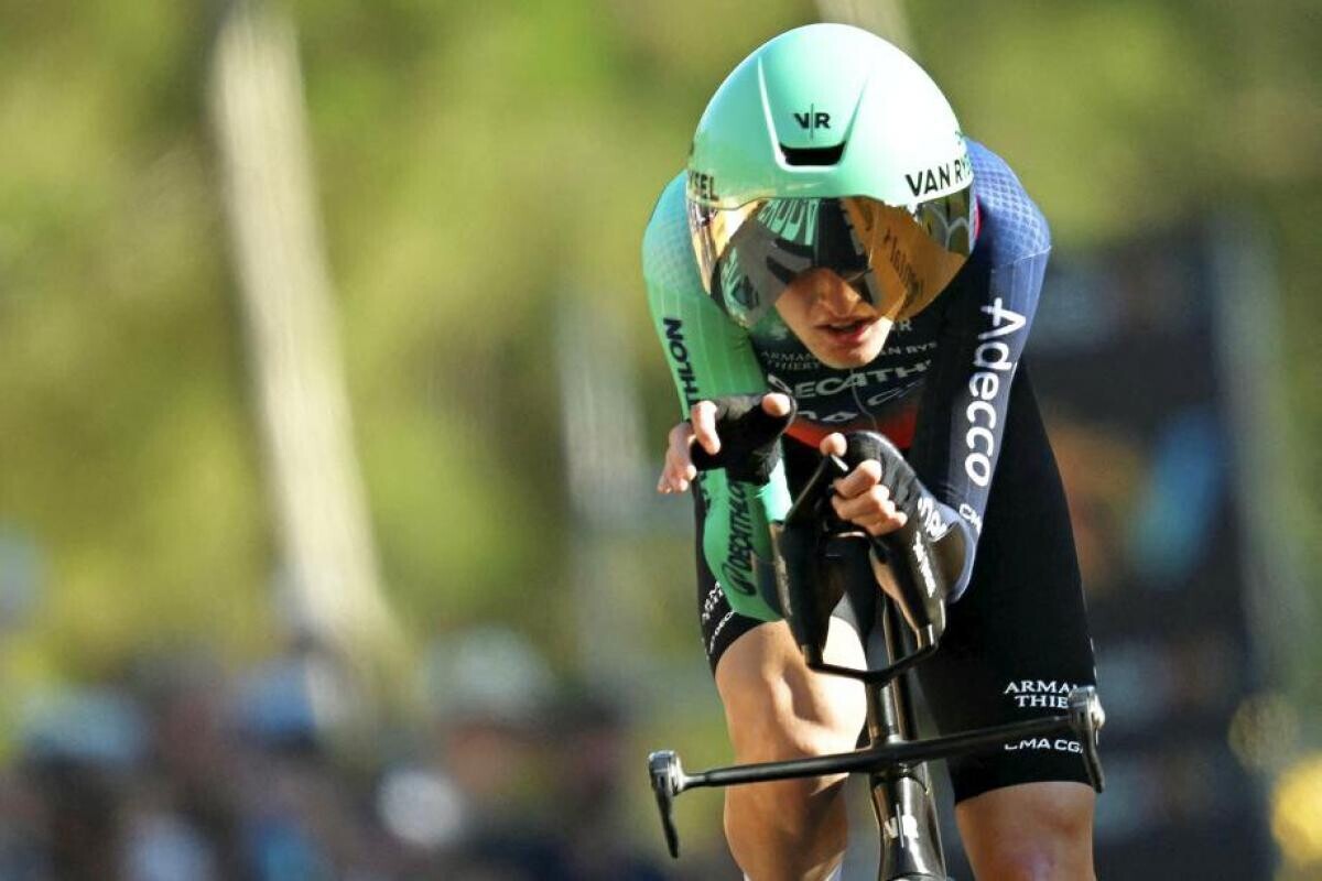 lequipe's tweet photo. Paul Seixas a lancé son histoire dans le Tour de France samedi en finissant très fort, en solitaire, le chrono par équipes (sixième avec Decathlon-CMA CGM, dixième du classement général). Le Français pense déjà à la suite.

➡️ https://t.co/EMTA4oZvzV https://t.co/KanMgfa88y
