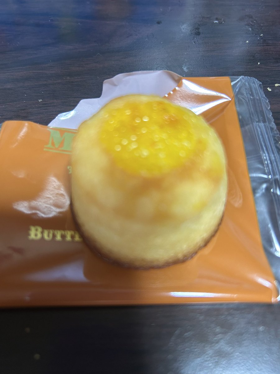 OsugiDora's tweet photo. おはようございます
昨日の尼崎→住之江の間にあべのハルカス行ったんだけど、ハルカス300は雲の中で何も見えないとのことだったので近鉄百貨店をプラプラ。
そこで購入したバターバトラーの期間限定オレンジケーキをいただきます🤤 https://t.co/aFZnUZvjzb