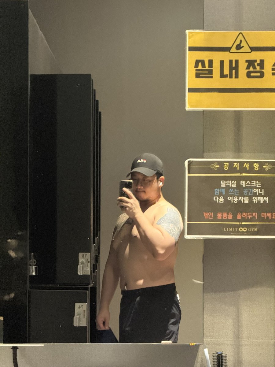 Barbary_lion_'s tweet photo. 풀빌라를 위해 운동열심히 https://t.co/9ObgJimS6n