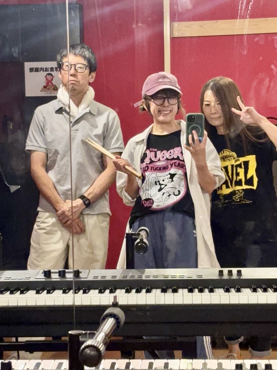 KCRmongkokmiki's tweet photo. ★PiGGiES★🐖🐖👓
次の木曜日、大阪・難波Meleでライブです🎶 

2026年7月9日(木) at 難波Mele
"MACH PELICAN (AUS) JAPAN TOUR 2026"
OPEN 18:30  START 19:00 
AD ￥4500 DOOR ￥5500 ＋1D

MACH PELICAN (AUS) 
THE WIMPY'S
TRASH OF ACORN
PiGGiES https://t.co/Ks3MXlJ9XG