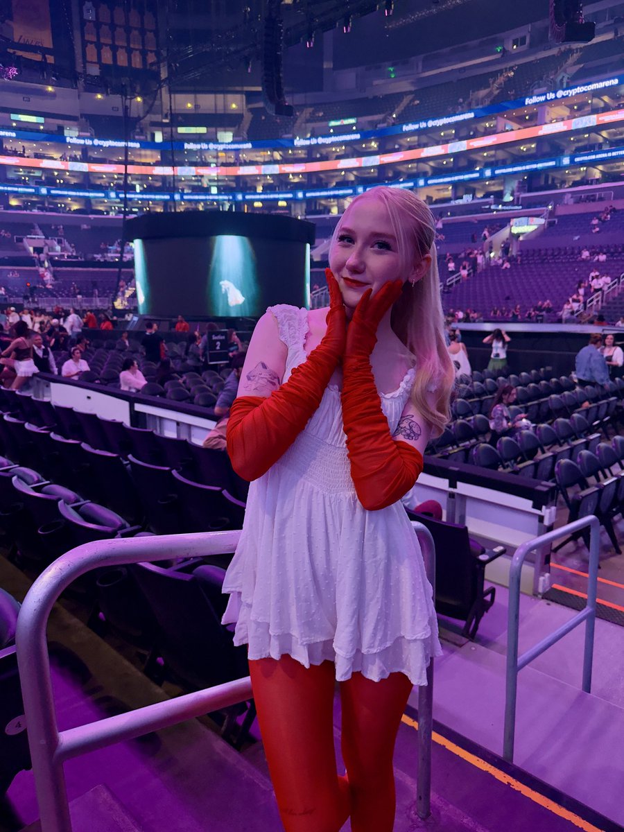 avryall's tweet photo. random updates on my life i saw ariana on june 14th :) a lot of my tweets are about her geniunely one of the best nights of my life if not the best https://t.co/AsviBJWgCk