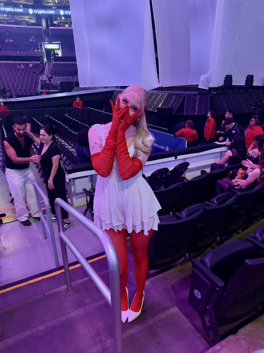 avryall's tweet photo. random updates on my life i saw ariana on june 14th :) a lot of my tweets are about her geniunely one of the best nights of my life if not the best https://t.co/AsviBJWgCk