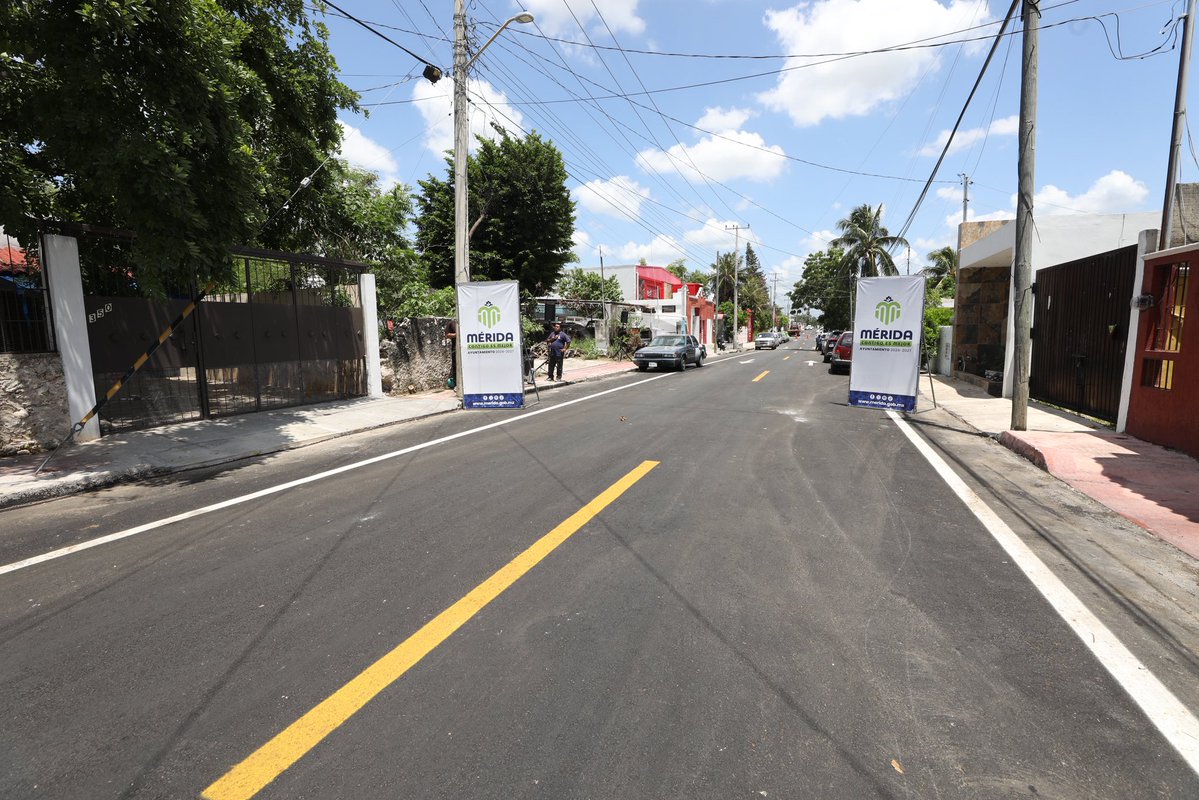 CeciliaPatronL's tweet photo. 🚧🏘️ Ordenamos Mérida calle por calle.

Entregamos los trabajos de repavimentación de la calle 47 entre Av. Mérida 2000 y 138, en la colonia El Porvenir, y supervisamos el avance de la repavimentación de la calle 23 Diagonal entre Av. Alfredo Barrera Vázquez y 15, en el fraccionamiento Residencial Pensiones V Etapa, donde también se realizan obras de infraestructura pluvial para un mejor manejo del agua de lluvia.

A la fecha, hemos repavimentado más de 163 kilómetros de calles, mejorando la movilidad y la seguridad de las y los meridanos.

#MéridaContigoEsMejor