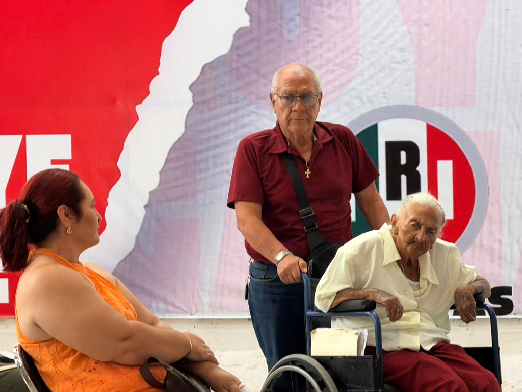 ChiapasPRI's tweet photo. Hoy el PRI Chiapas fue consultorio, abuelitos, vecinos y familias enteras reciben atención médica especializada a bajo costo.  

Esa es la política que nos gusta: la que le resuelve a la gente.  
Gracias al gran equipo de médicos, especialistas y enfermeras que lo hacen posible https://t.co/080dJakutC