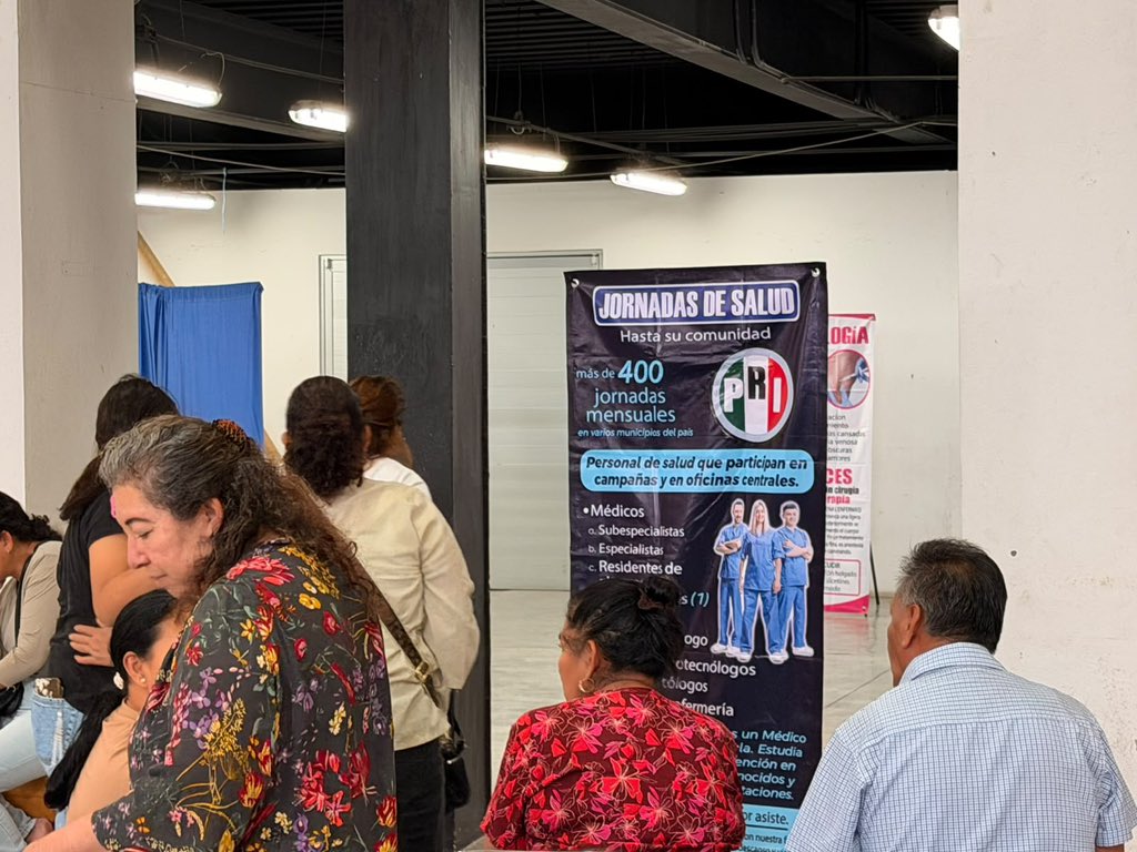 ChiapasPRI's tweet photo. Hoy el PRI Chiapas fue consultorio, abuelitos, vecinos y familias enteras reciben atención médica especializada a bajo costo.  

Esa es la política que nos gusta: la que le resuelve a la gente.  
Gracias al gran equipo de médicos, especialistas y enfermeras que lo hacen posible https://t.co/080dJakutC