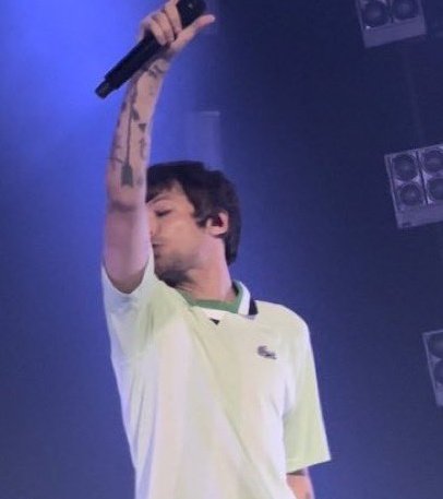 _MoreThanAHabit's tweet photo. Harry kissed his Tattoo heart 😘🖤

And then just after, he kissed Louis' tattoo heart 😭😭

"My Grandfather bought me a kareoke machine..."! 

"I wouldn't be here without my four friends..
Thank you Niall, Louis, Zayn and Liam"  😭😭😭

Oh my god!!!! We knew it would be emotional l, but my god !!