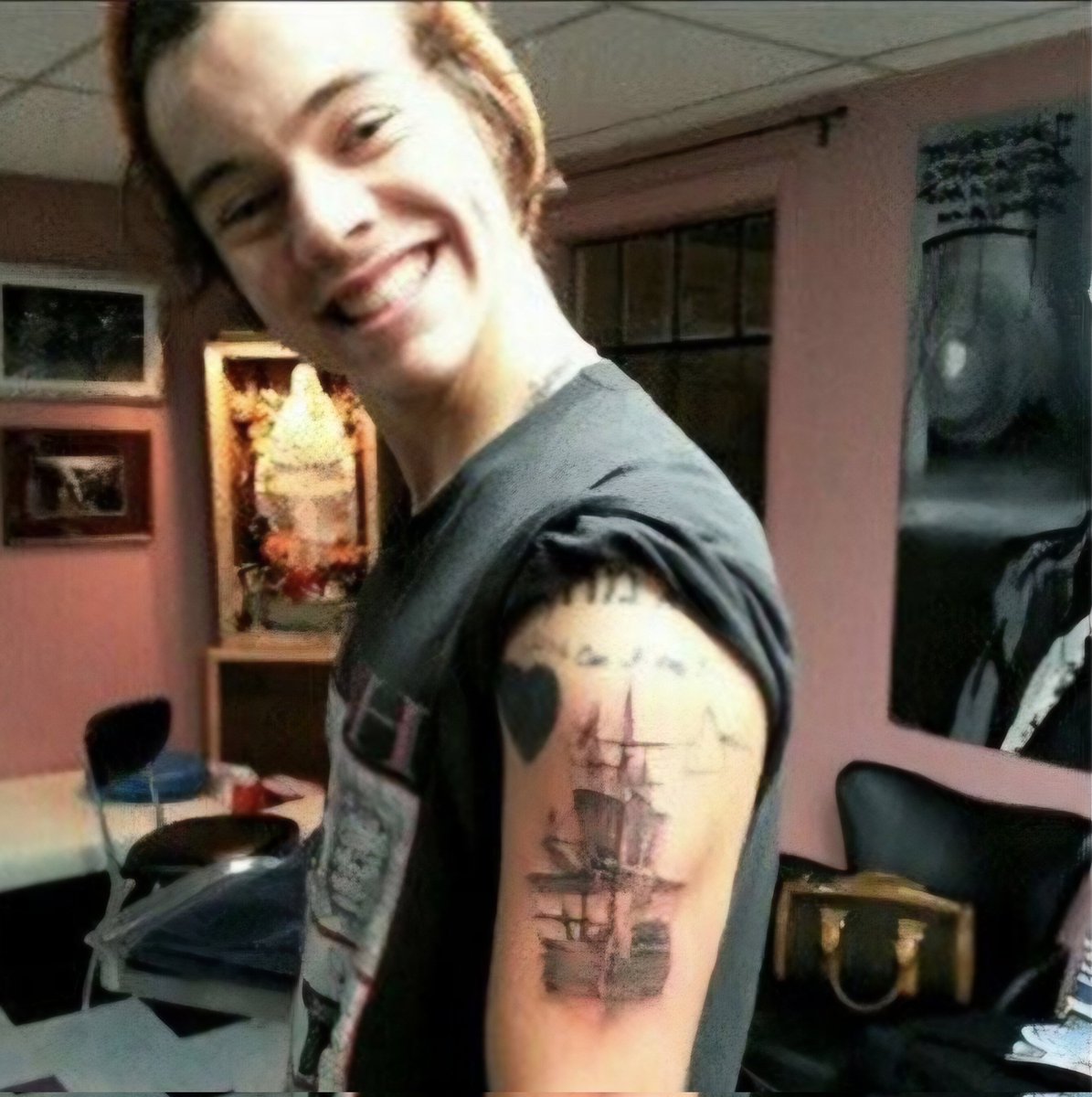 _MoreThanAHabit's tweet photo. Harry kissed his Tattoo heart 😘🖤

And then just after, he kissed Louis' tattoo heart 😭😭

"My Grandfather bought me a kareoke machine..."! 

"I wouldn't be here without my four friends..
Thank you Niall, Louis, Zayn and Liam"  😭😭😭

Oh my god!!!! We knew it would be emotional l, but my god !!