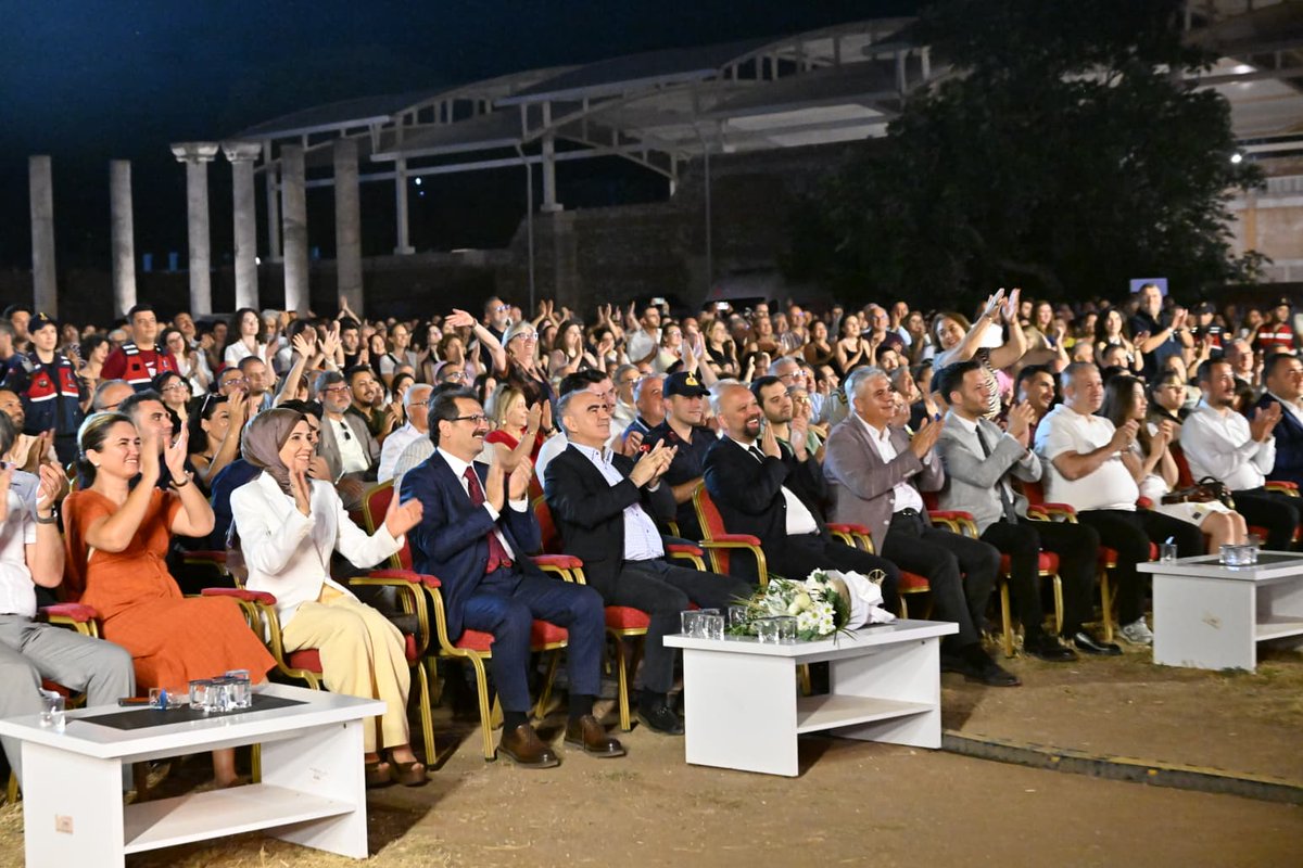ManisaValiligi's tweet photo. Lidya Uygarlığı'nın başkenti, paranın ilk kez basıldığı Sardes Antik Kenti ile 120'den fazla anıt mezarı barındıran dünyanın en büyük tümülüs alanlarından Bintepeler'in UNESCO Dünya Mirası Kalıcı Listesine kabul edilişinin 1. yıl dönümü kutlandı.

Kutlama programlarına katılan Valimiz Vahdettin Özkan; bu toprakların barındırdığı tarihi zenginliğin insanlığın kadim mirası olduğunu belirterek, UNESCO statüsünün bölgenin uluslararası değerini ve turizm potansiyelini daha da görünür kıldığını ifade etti. Vali Özkan, bu eşsiz değerlerin teknolojik imkânlar da kullanılarak en etkin şekilde korunacağını, sürdürülebilir turizm anlayışıyla geleceğe aktarılacağını vurguladı.

Kadim mirası korumak amacıyla 12 milyon TL bütçeyle hayata geçirilen, gece görüşlü İHA sistemleriyle alanı 24 saat esasına göre tarayacak Havadan İzleme Güvenlik Merkezi de düzenlenen törenle hizmete açıldı.

Kutlama programı kapsamında, Sardes'in büyüleyici atmosferinde İzmir Devlet Opera ve Balesi tarafından sahnelenen Carmina Burana Operası izleyicilerle buluştu ve büyük ilgi gördü.

Manisa’mızın bu benzersiz tarihi zenginliğini koruma, geleceğe taşıma ve uluslararası turizm potansiyelini güçlendirme kararlılığımızı sürdüreceğiz.