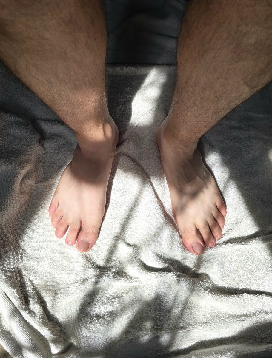 alex_feet10's tweet photo. ¿Qué se les antoja?😈👣 necesito lengua, narice, manos para estos par de pies. 👅👃🖐🏻🦶🦶#MaleFeet #HairyFeet #GoldenHour #FootWorship #Size40 #SweatyFeet #PiesMasculinos #PiesSudados https://t.co/xcRUkxdF76