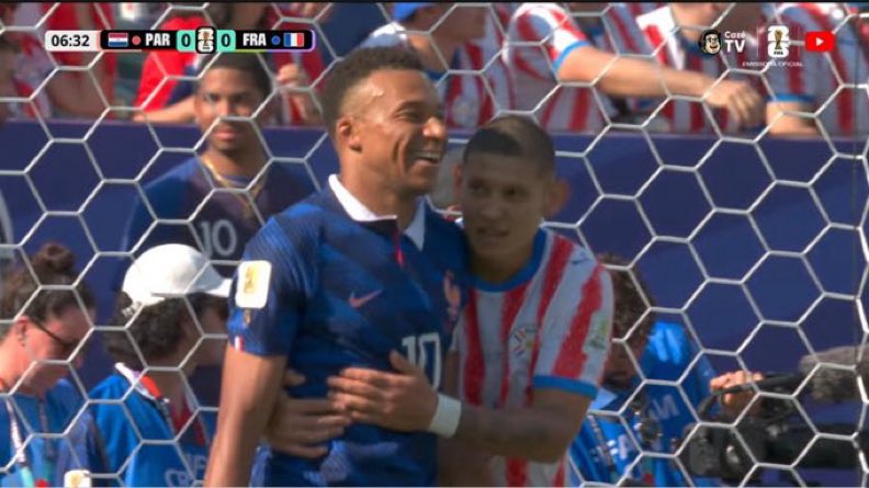 indielrry's tweet photo. a tática do paraguai sendo segurar o mbappe pra ele não jogar juro que país especial #PARXFRA https://t.co/ps04WaOFOW