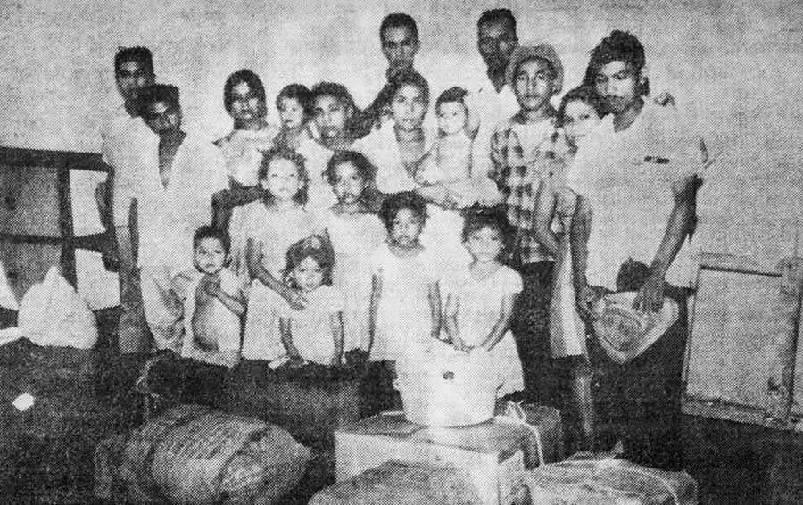EShistoria32's tweet photo. Migrantes salvadoreños que vivían en Honduras fueron atacados y otros desaparecidos, cerca de 12.000 migrantes en situación de riesgo ingresaron al territorio salvadoreño en situación de evacuación a finales de junio de 1969.

📷Grupo de salvadoreños expulsados de Honduras, 1969. https://t.co/cjLcnjrpb5