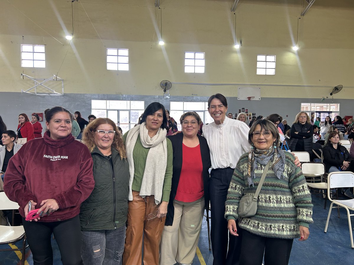 julietacorroza's tweet photo. Compartí la tarde en el encuentro de mujeres “Nosotras Transformamos”, un espacio para escuchar las distintas miradas, experiencias y voces de mujeres de la región Confluencia.

Cuando las mujeres nos encontramos, intercambiamos ideas y nacen las transformaciones que impulsan a nuestras comunidades. Porque cada voz cuenta, cada historia inspira y cada encuentro abre nuevas oportunidades para seguir creciendo.