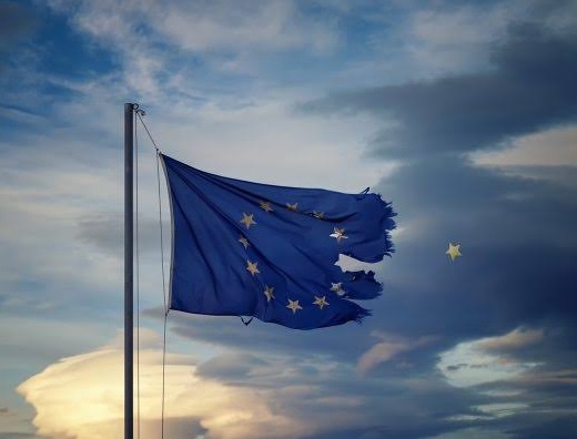 GlobalDiss's tweet photo. 🇪🇺🇩🇪 BRUSSELS wants to CUT OFF the AfD

Next week, Brussels is set to strip the AfD's ESN bloc of its status and €2 MILLION in EU cash.

Funny how "European values" only matter when a political rival starts WINNING.

Can't beat them at the ballot box? Defund them instead. https://t.co/xEtdiHQZWU