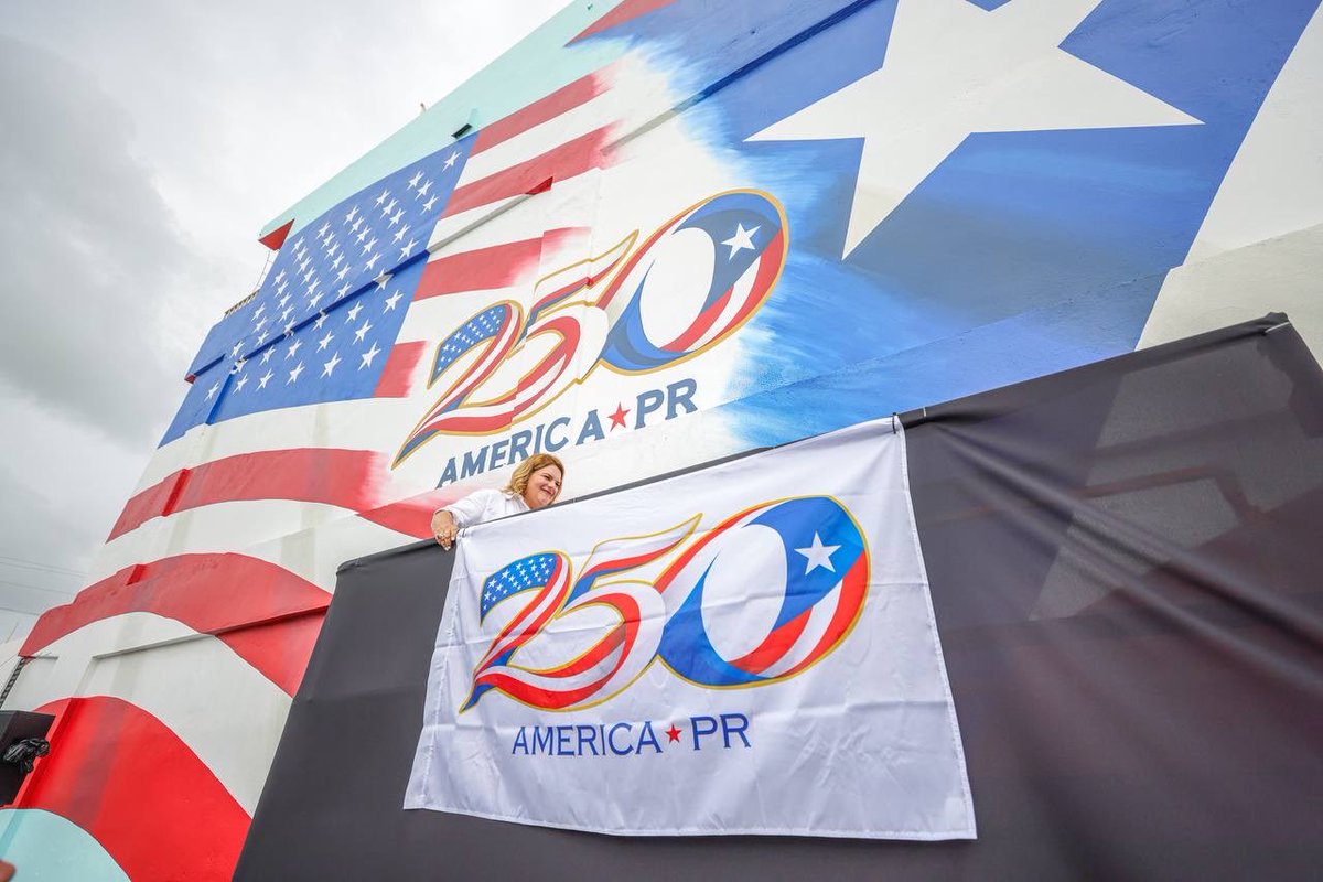 Jenniffer's tweet photo. Como legado de esta histórica celebración, se presentó el mural de la artista puertorriqueña Kaliany Serrano, una obra que une la bandera de Estados Unidos y la de Puerto Rico junto al emblema oficial de America 250 Puerto Rico. 🇺🇸🇵🇷

Esta pieza artística permanecerá como un símbolo permanente de nuestra historia compartida, nuestra identidad y la conmemoración de los 250 años de nuestra Nación.

#America250 #America250PR #Freedom250